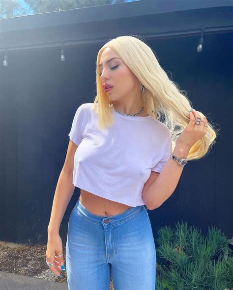 Ava Max slips into a skimpy bikini as she parties on a yacht in。